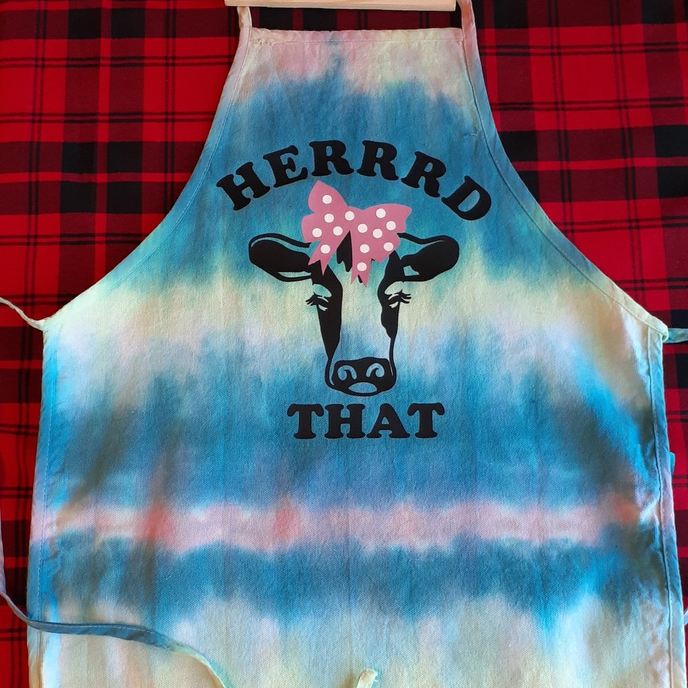 TIE-DYED APRONS WITH VINYL DESIGNS
